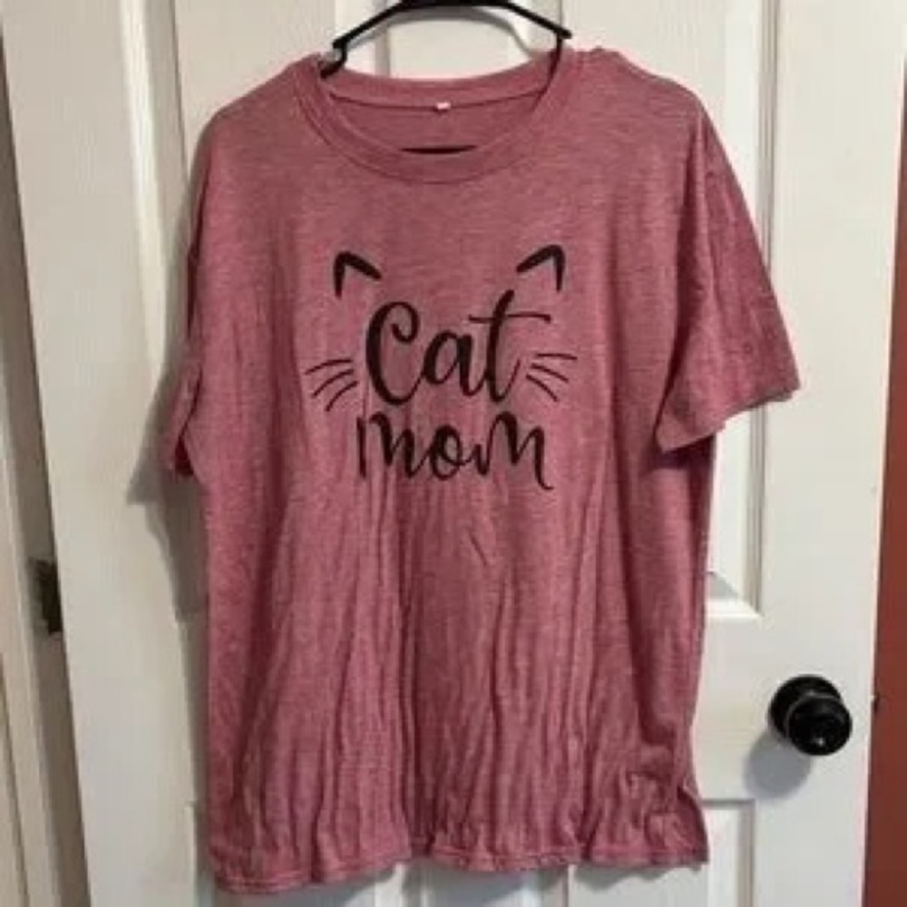 Chic Cat Mom Graphic Tee - Pink